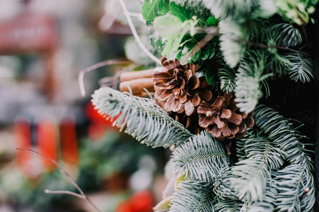 Seasonal accents are important for holiday 2015 retail marketing strategy.